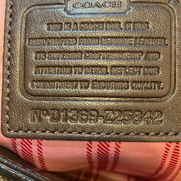 Coach Dark chocolate patent leather shoulder bag. Z25842 - Picture 3 of 13